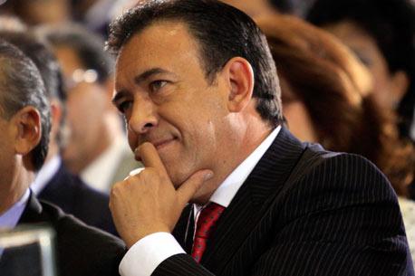 Moreira deja la gubernatura; busca dirigir al PRI