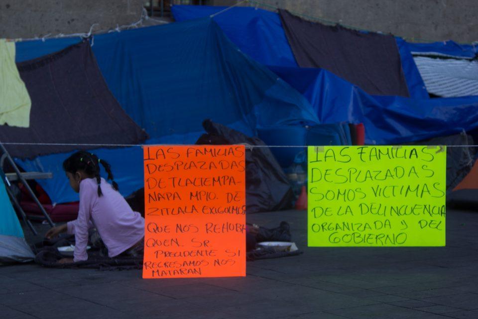 Desplazados de Guerrero cumplen 14 días frente a Palacio Nacional; los niños empiezan a enfermar