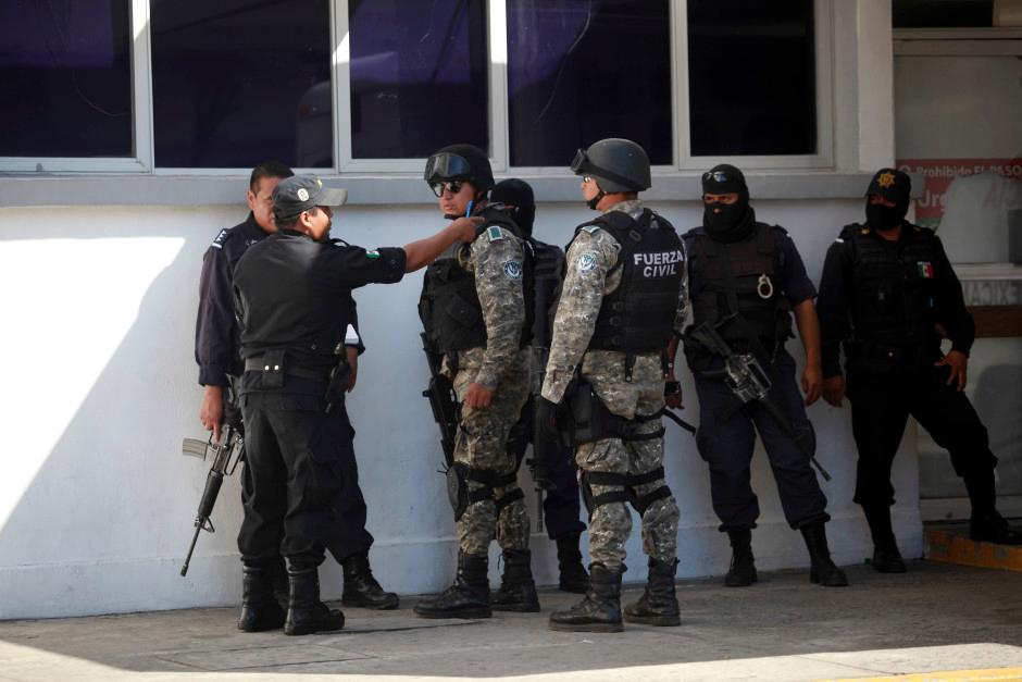 Suman 8 policías de Papantla detenidos por presunto vínculo con la desaparición de 3 jóvenes