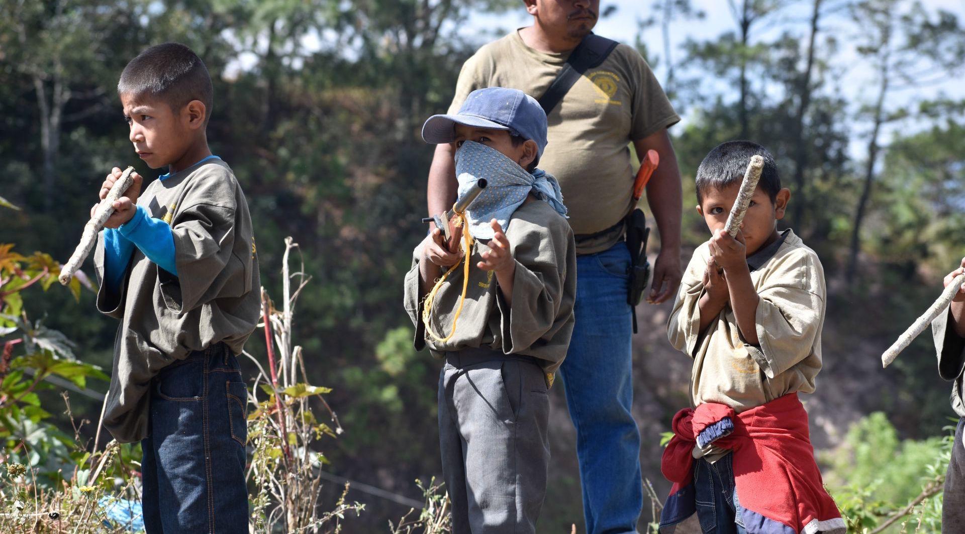 Niños toman armas en Guerrero y exigen al gobierno detener delincuencia y discriminación
