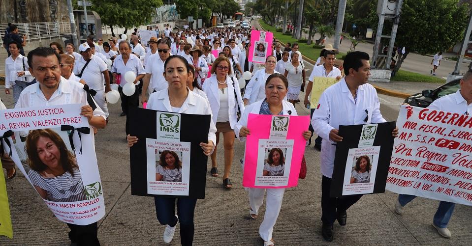 Todos somos Reyna: Médicos exigen justicia por el asesinato en Acapulco de una oftalmóloga del IMSS