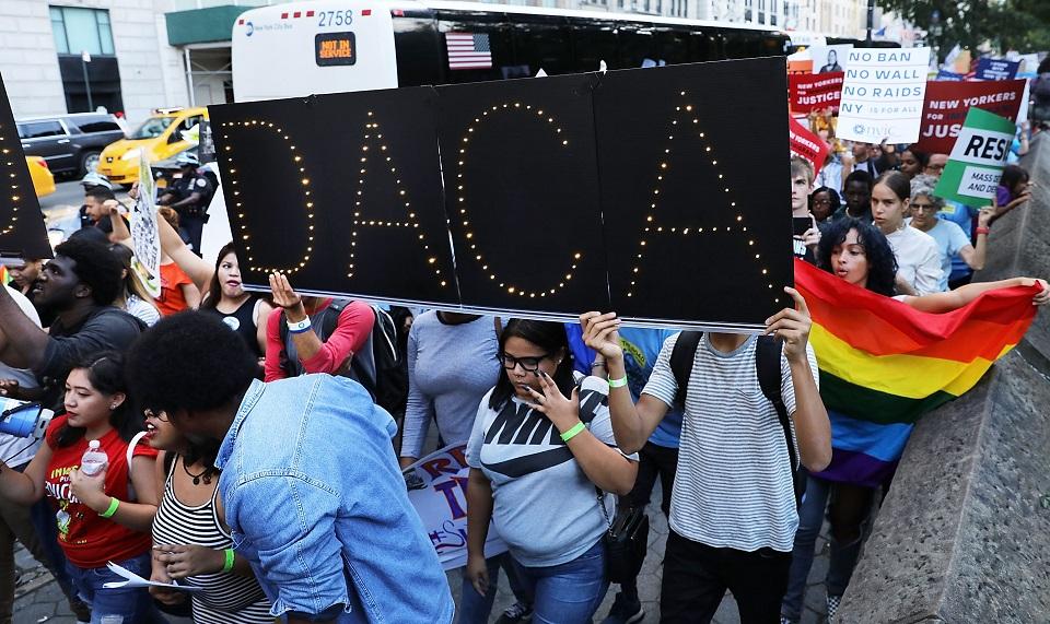 Qué es y por qué es importante para mexicanos DACA, el programa que quiere terminar Trump