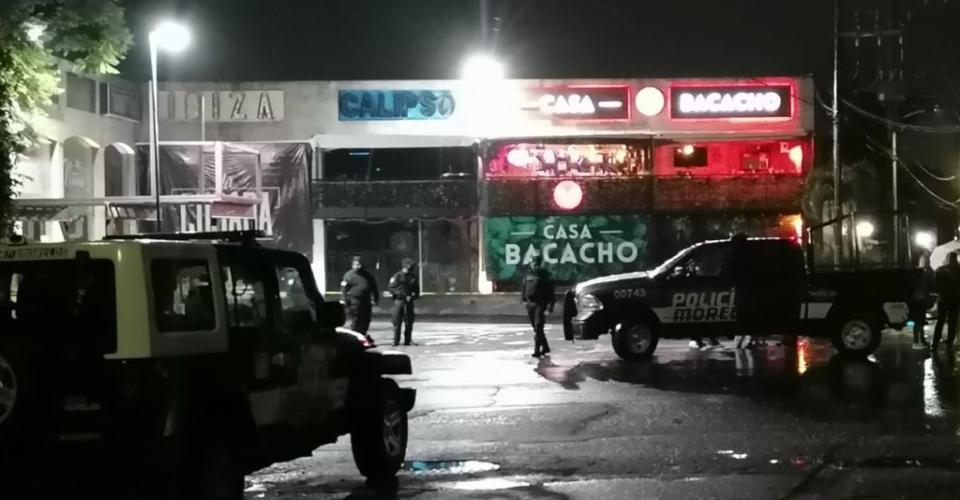 Asesinan a balazos a tres hombres y hieren a otro dentro de un bar, en Cuernavaca, Morelos