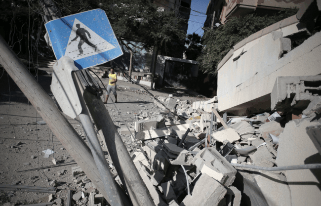 Israel ataca 30 viviendas en Gaza; suman 828 muertos en 18 días