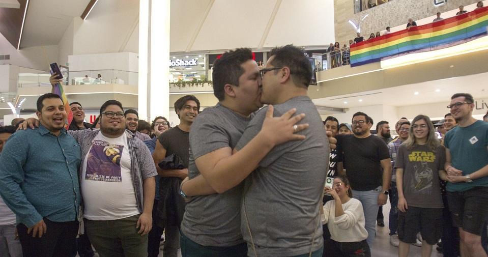 #LoveisLove: Protestan contra la homofobia en Monterrey con un ‘besotón’