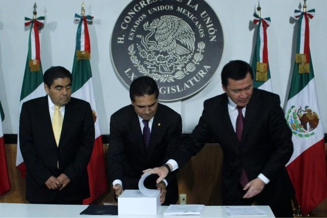 Osorio Chong entrega al Congreso el Segundo Informe de Peña Nieto