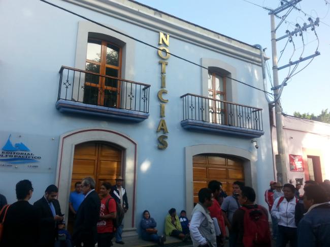 Maestros de Sección 22 retienen a trabajadores de periódico en Oaxaca