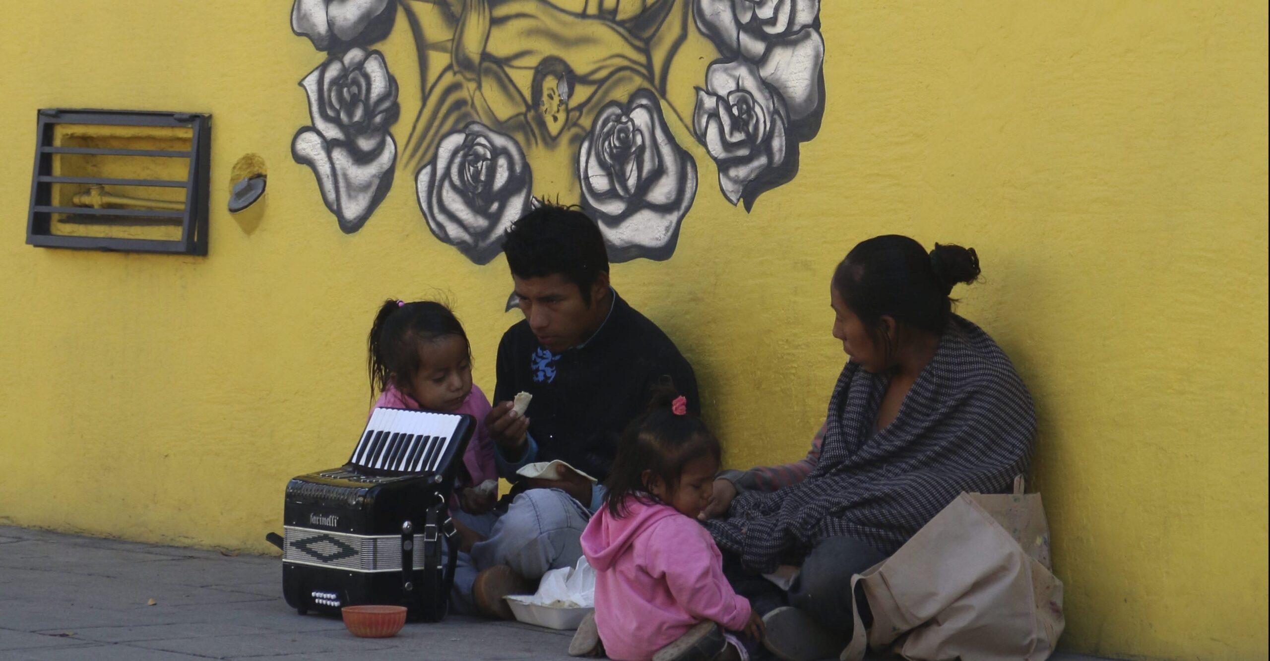 Rescatan a 7 mujeres y 56 niños tzotziles en Oaxaca; eran obligados a pedir dinero