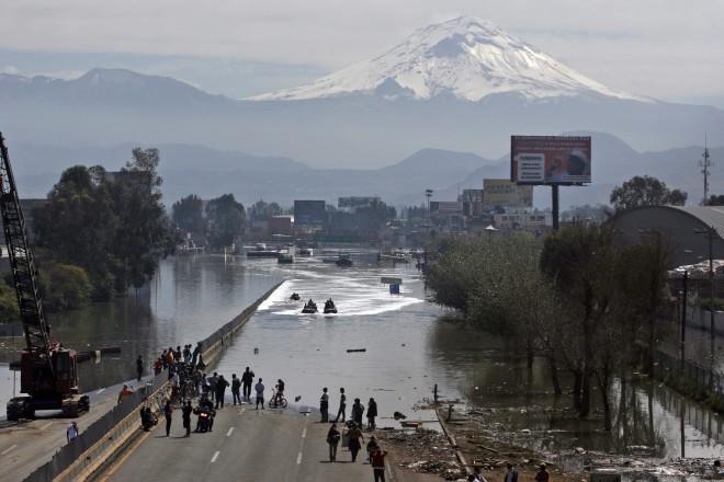 Se desborda otra vez el canal La Compañía; inunda 400 viviendas