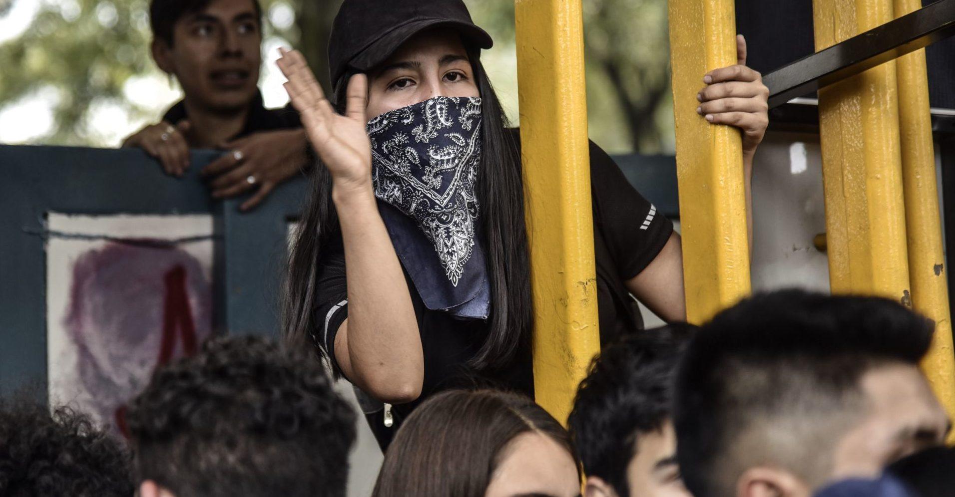 Manifestantes se enfrentan a estudiantes y maestros para tomar el CCH Azcapotzalco