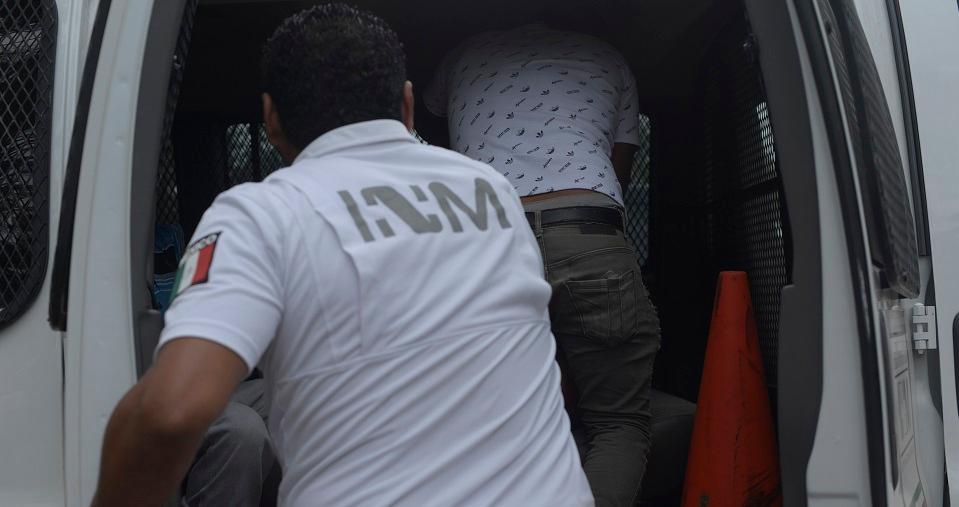 Autoridades interceptan tráileres en que eran trasladados 791 migrantes en Veracruz