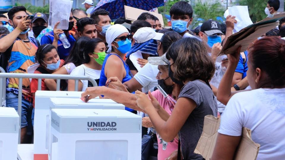 Denuncian acarreo, compra de voto y quema de urnas en elección de consejeros de Morena