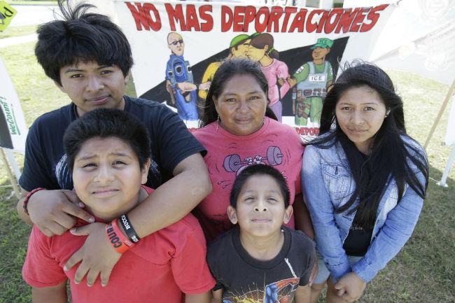 Reforma en Migratoria ilusiona a hijos de deportados