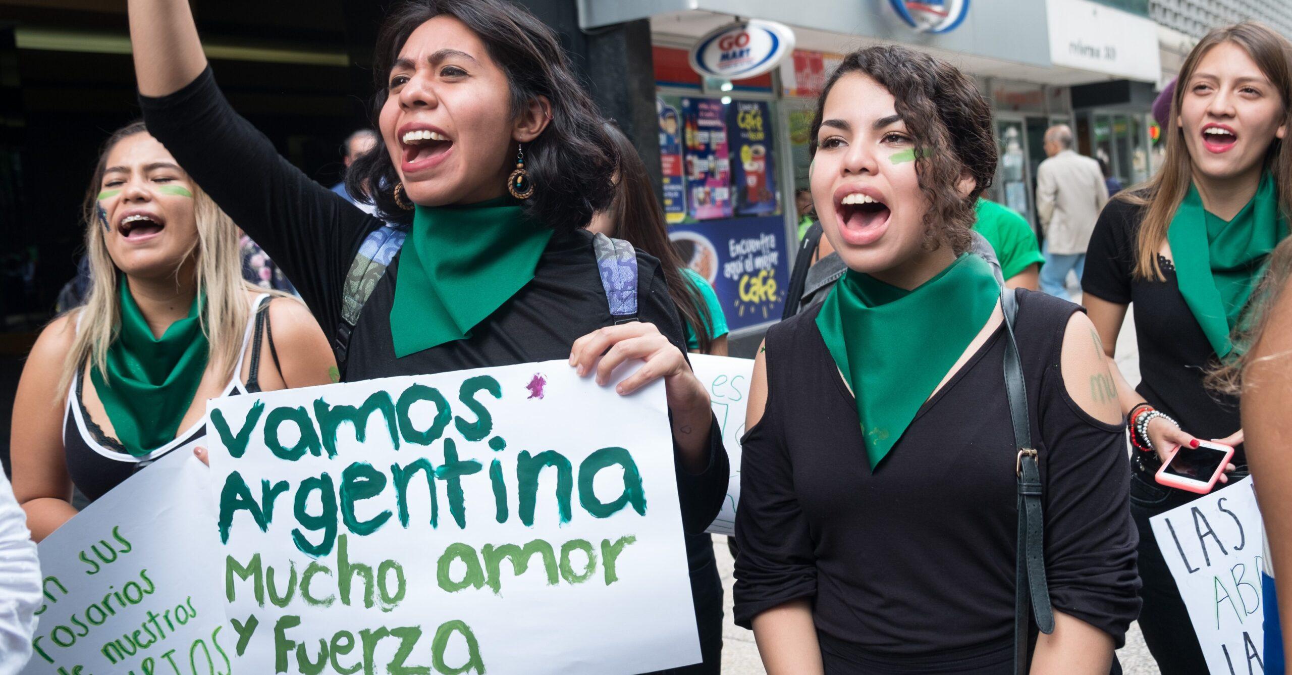 Pañuelazo en México: Mujeres en CDMX respaldan la lucha por la legalización del aborto en Argentina