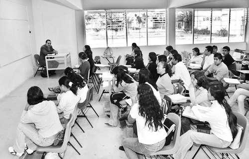 Estudiantes toman de nuevo instalaciones de la Universidad Michoacana
