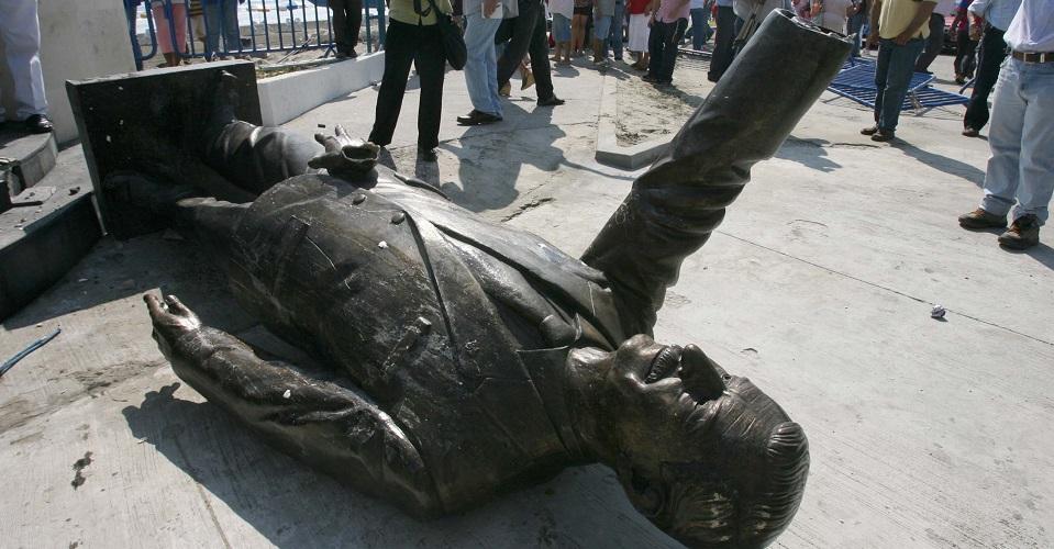 Verificado.mx: Derriban estatua de Vicente Fox… pero no ocurrió en 2018
