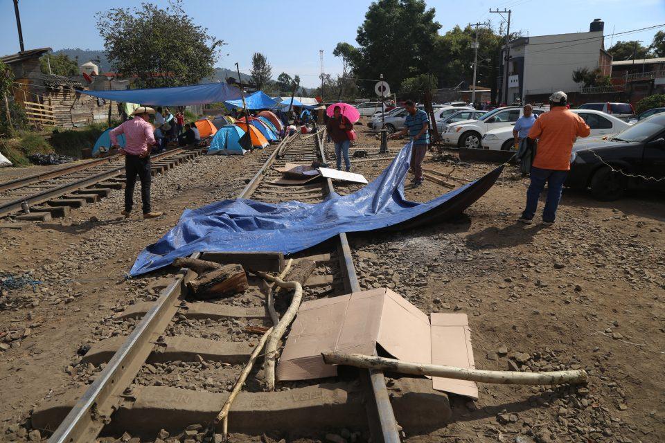 CNTE mantiene bloqueo a vías férreas en Uruapan, pese a acuerdo de liberación total