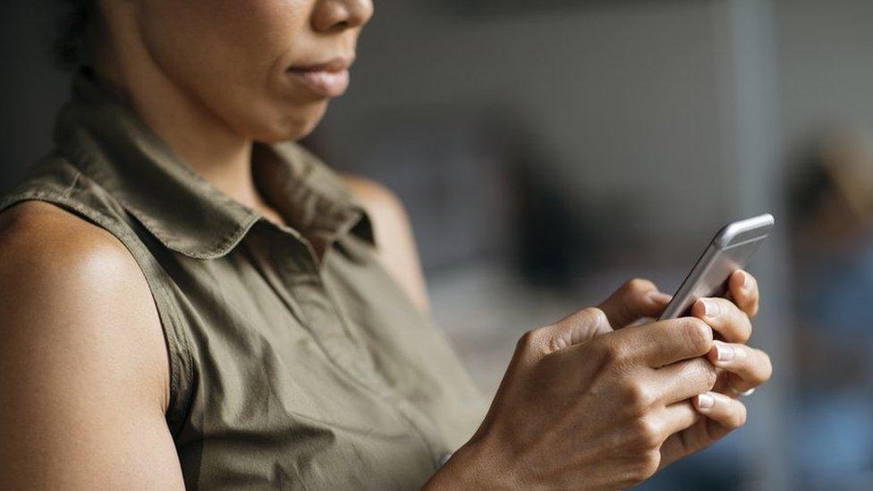 Cuán cierto es que las empresas usan el micrófono de tu teléfono para escucharte y qué hacer al respecto