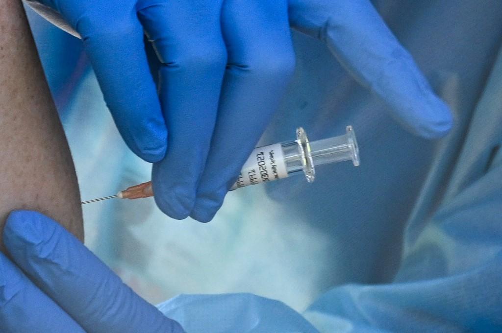 AstraZeneca dice que su vacuna contra COVID-19 necesita una mayor investigación