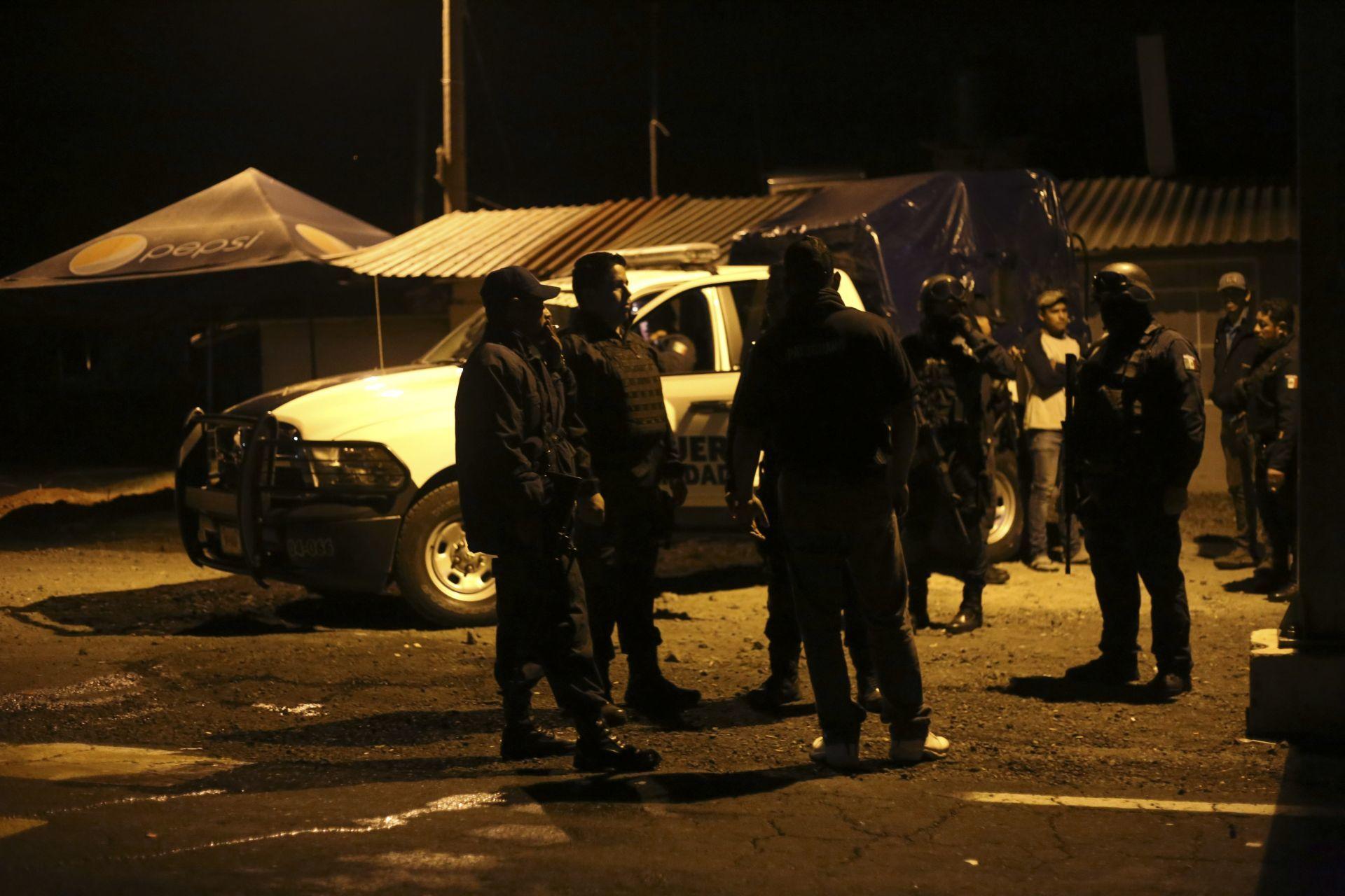 Grupos armados queman vehículos en varios puntos de Michoacán