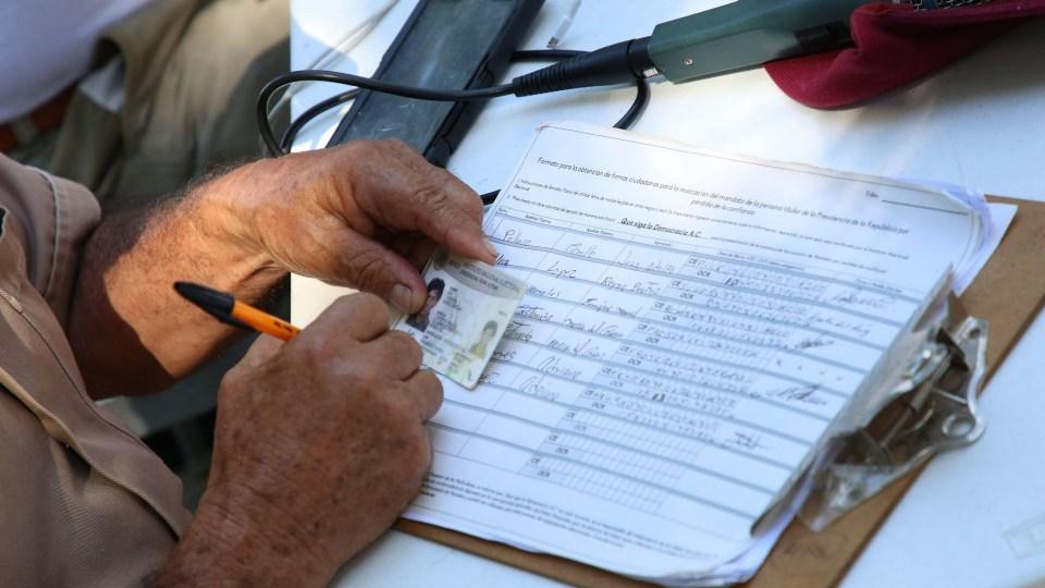 INE cancela registro de un diputado y 14 funcionarios para recolectar firmas de revocación de mandato