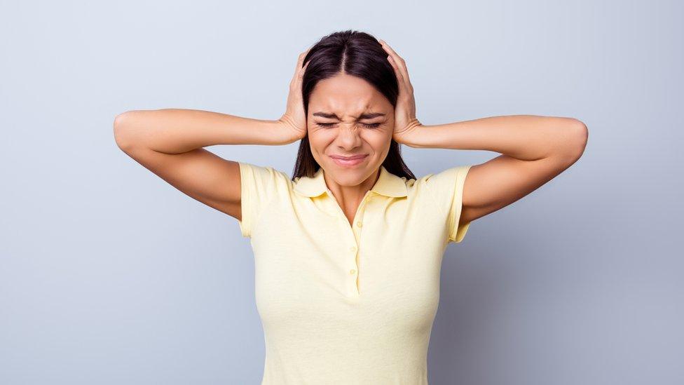 Mi vida con tinnitus, el síndrome que te hace escuchar zumbidos constantes en los oídos: “Llevo 5 años sin saber lo que es el silencio”