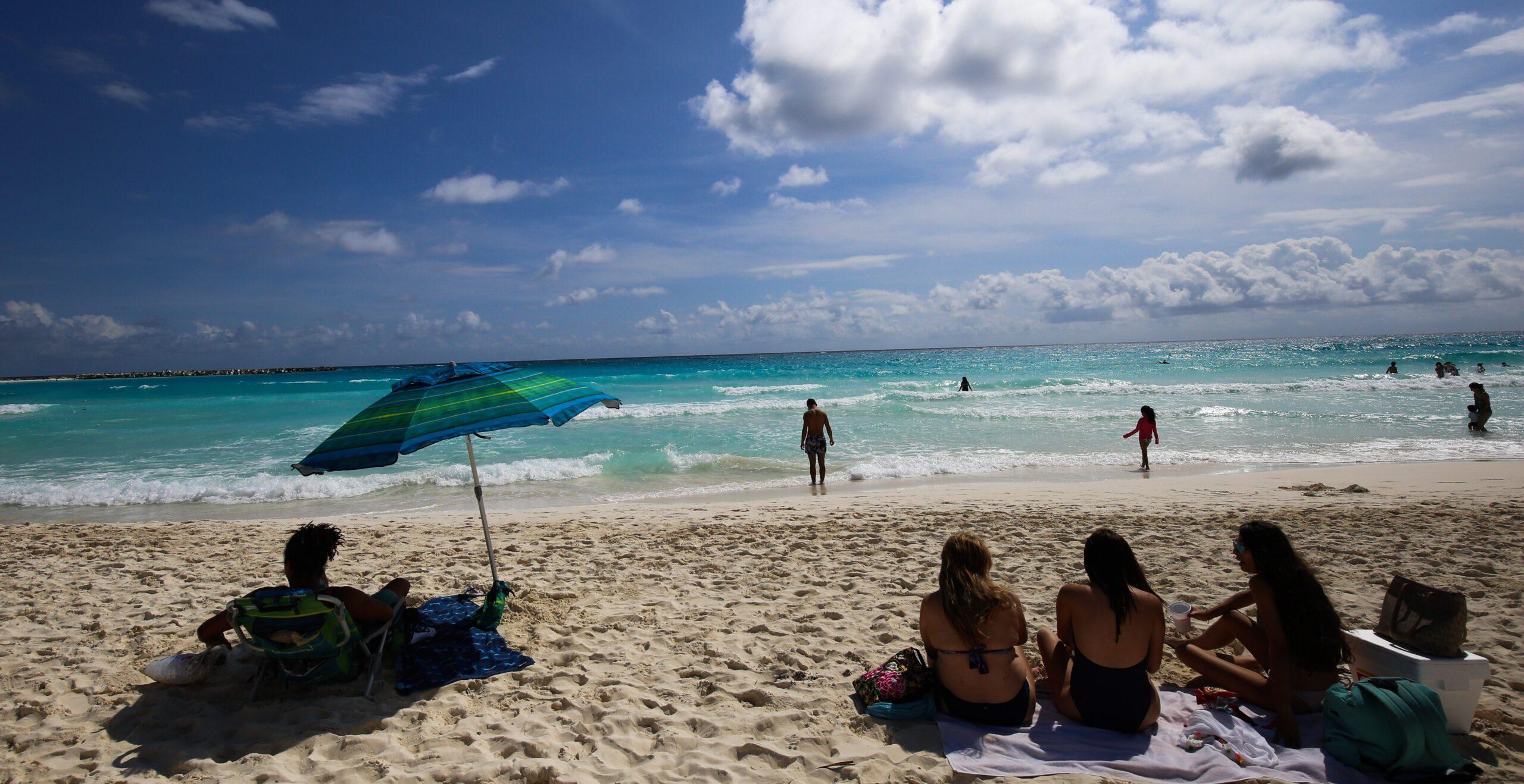 Suspenden a tres policías de Quintana Roo por tomarse fotos con turistas