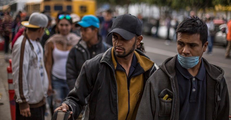 Circula en redes publicación que asegura que migrantes tiraron ropa en México, pero usa fotos de España