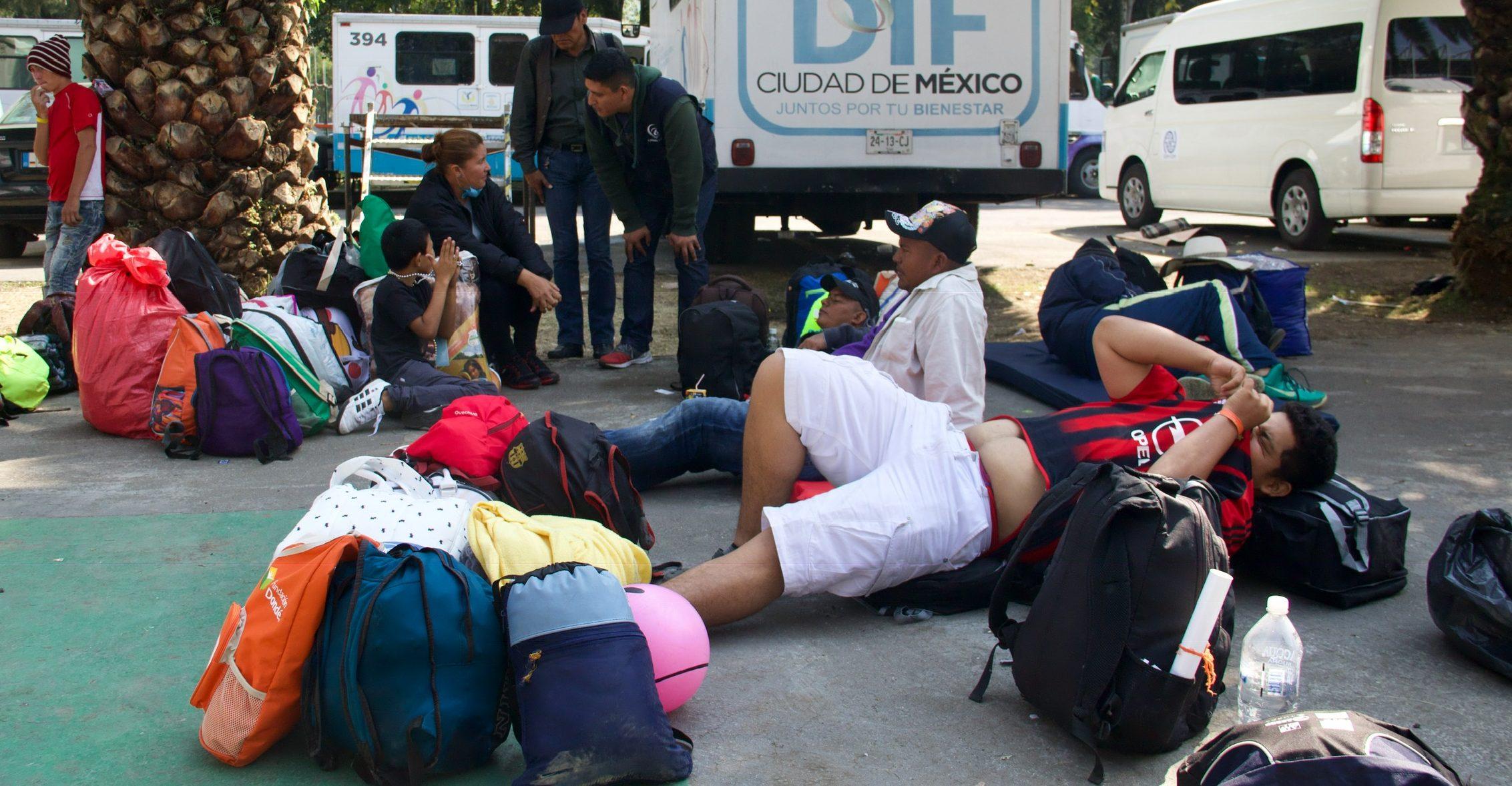 Trasladan a casi 600 migrantes de Iztacalco a la Casa del Peregrino
