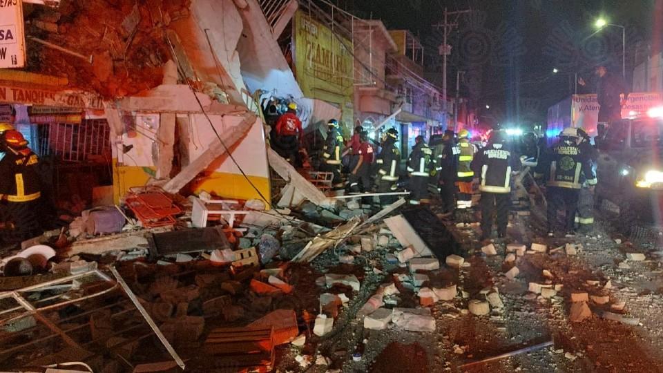 Edificio en Puebla colapsa tras explosión de tanque de gas; una persona murió