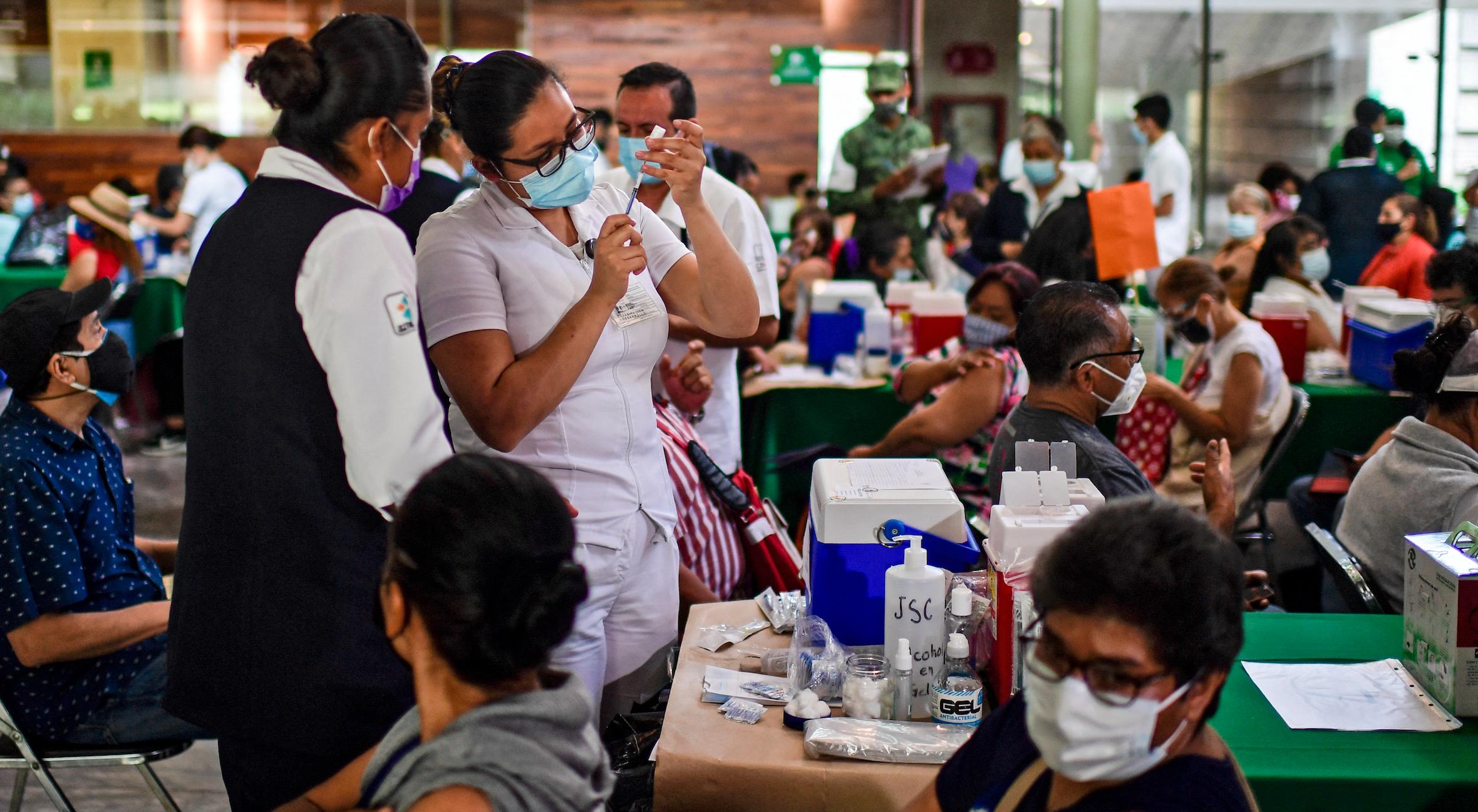 México lleva 19 semanas con casos de COVID a la baja; se han vacunado casi 15.5 millones de personas