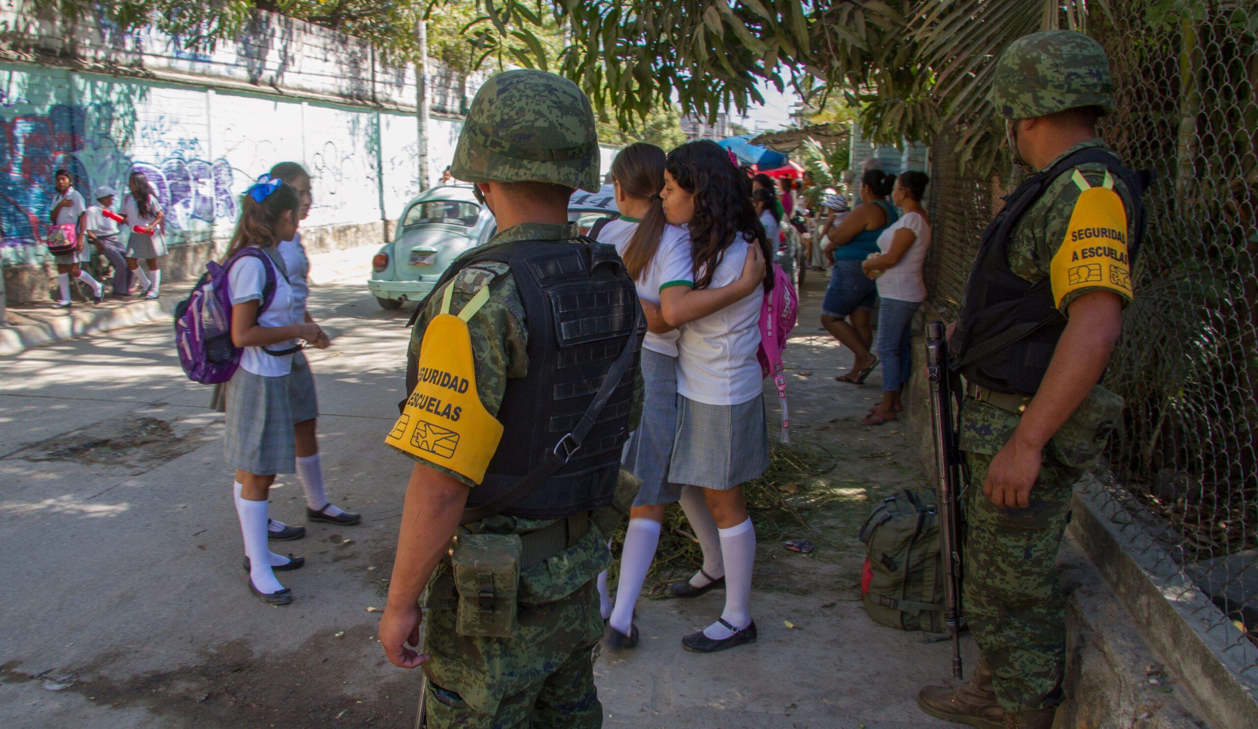 Hombres armados asaltan y cortan el cabello a alumnos y maestras en secundaria de Acapulco