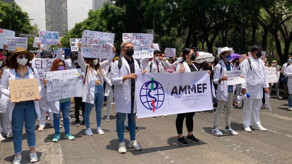 “¡Ni un pasante menos”: médicos en formación protestan y exigen condiciones de seguridad en su servicio social