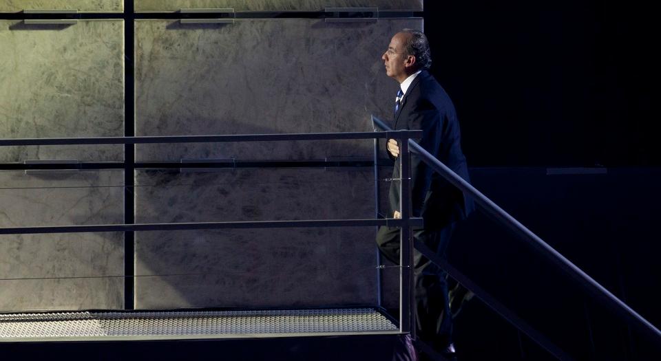 Denuncian a Calderón por la Estela de Luz; es una calumnia, dice el expresidente