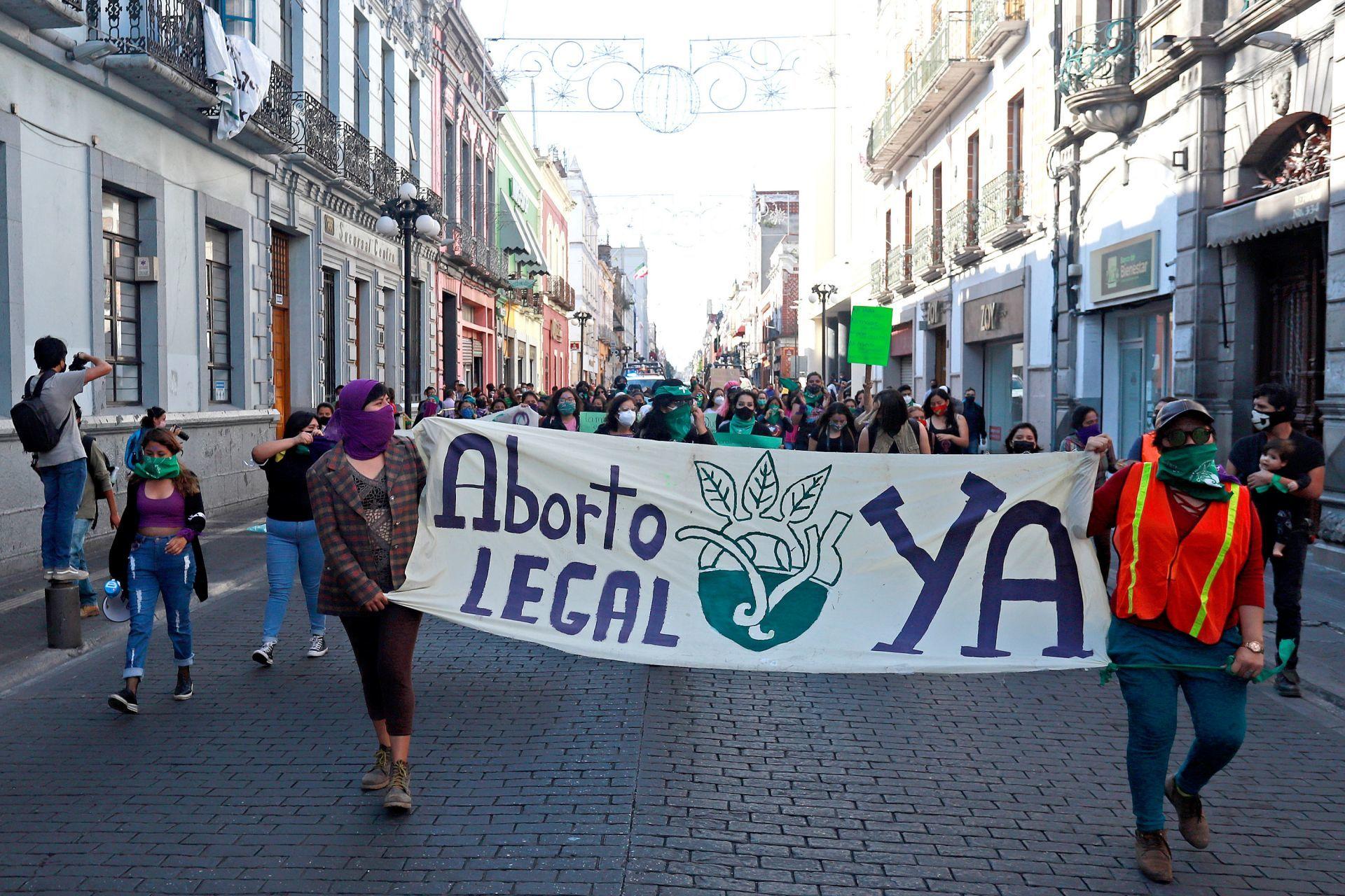 Grupo Provida busca cárcel para estudiante de Medicina y doctora en Puebla por “promover el aborto”