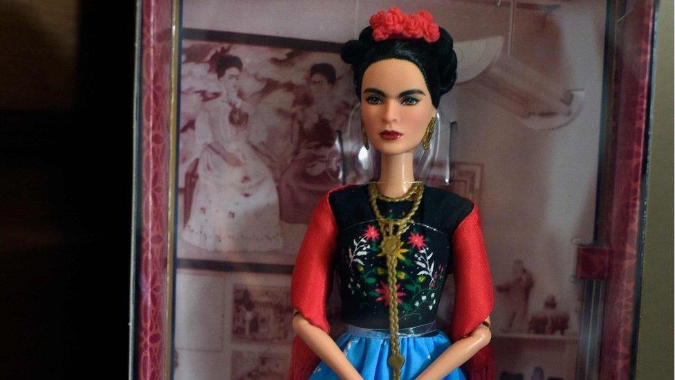 Por qué un juez prohibió la venta en México de la muñeca Barbie de Frida Kahlo
