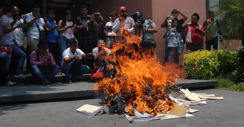 Protesta de maestros contra la reforma educativa termina con destrozos en Congreso de Guerrero