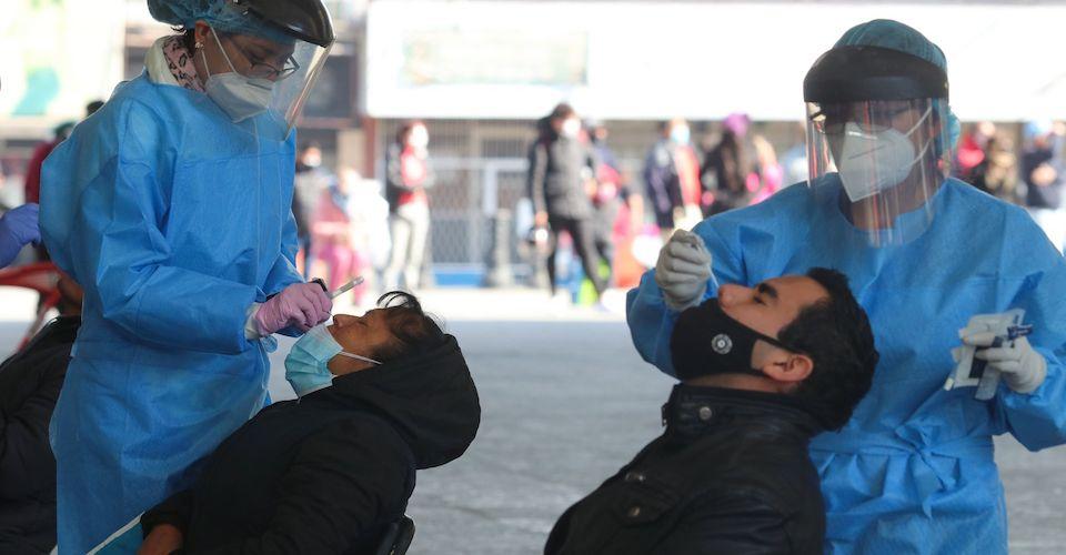 México registra 857 muertes más por COVID; vacunan a medio millón de adultos mayores