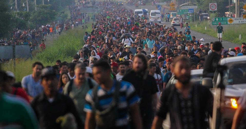 Caravana llega a Tapachula; migrantes rechazan albergue y transporte ofrecido por autoridades, temen ser deportados