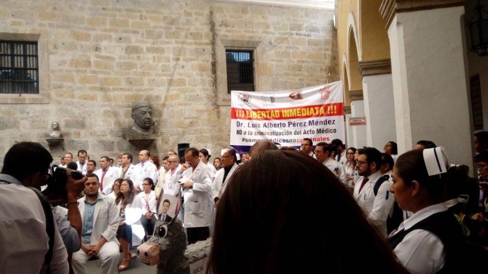 Médicos protestan en varios estados; exigen una ley contra la criminalización de su profesión