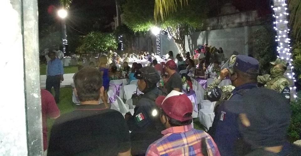 COVID-19: Acuden 600 personas a XV años y boda en Acapulco; autoridades las dispersaron