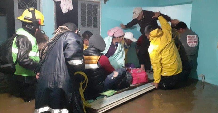 En Chiapas rescatistas civiles evacuan a 300 personas y pobladores restablecen red eléctrica