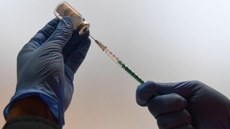EU aprueba tercera dosis de vacuna COVID para mayores de 18 años