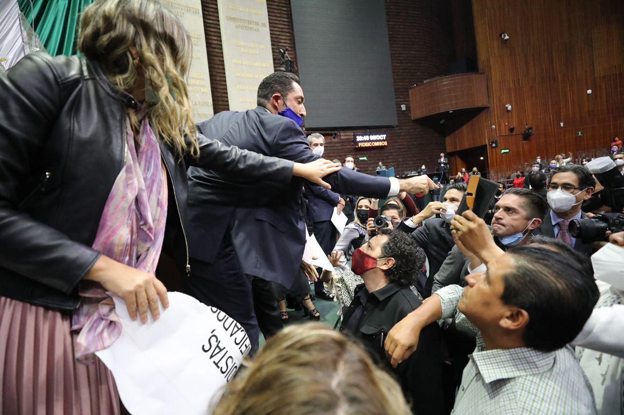 Sesión para discutir desaparición de fideicomisos acaba con empujones, patadas y acusaciones