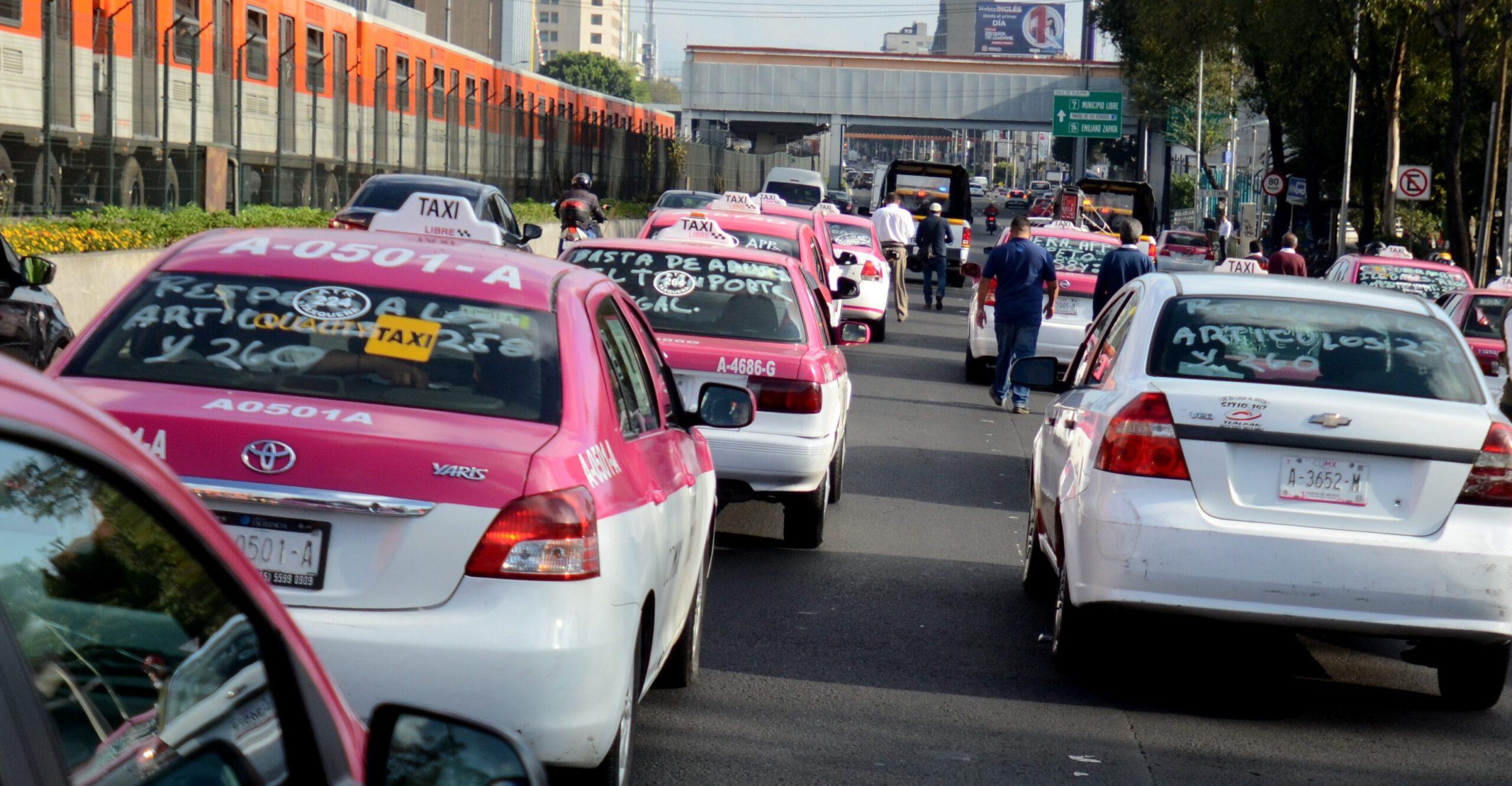 Taxistas dicen que sí se acordaron operativos contra Uber, Didi y Cabify en aeropuertos; Segob lo niega