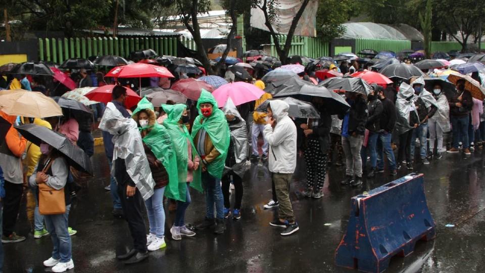 Aglomeraciones en jornada de vacunación en Xochimilco: CDMX reconoce que no ha funcionado ‘de manera óptima’