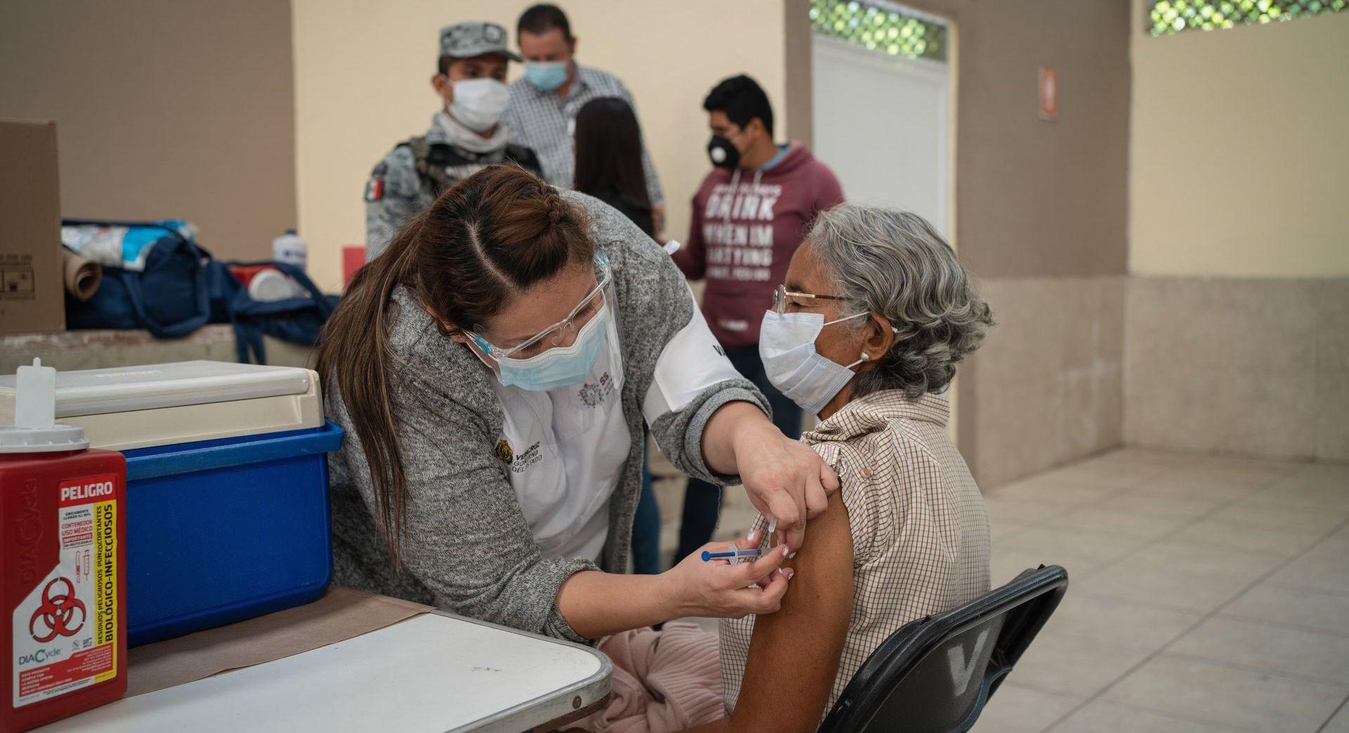 México suma 2 mil 734 casos COVID; más de 2 millones 793 mil personas se han vacunado