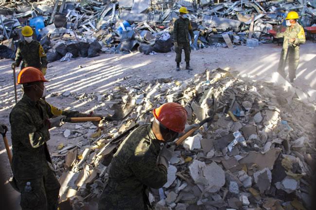 Suspenden labores de rescate en Pemex