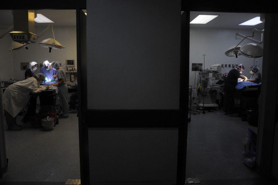 Mujer a la que extirparían vesícula muere porque médico perforó arteria abdominal; Salud debe reparar el daño