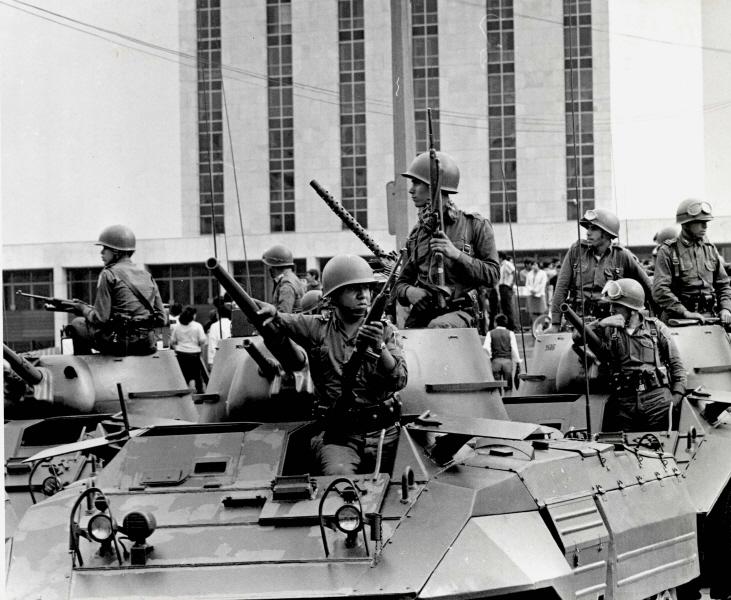 1968: Disparan a la Voca 7 y soldados impiden mitin en Tlatelolco; el CNH suspende actos